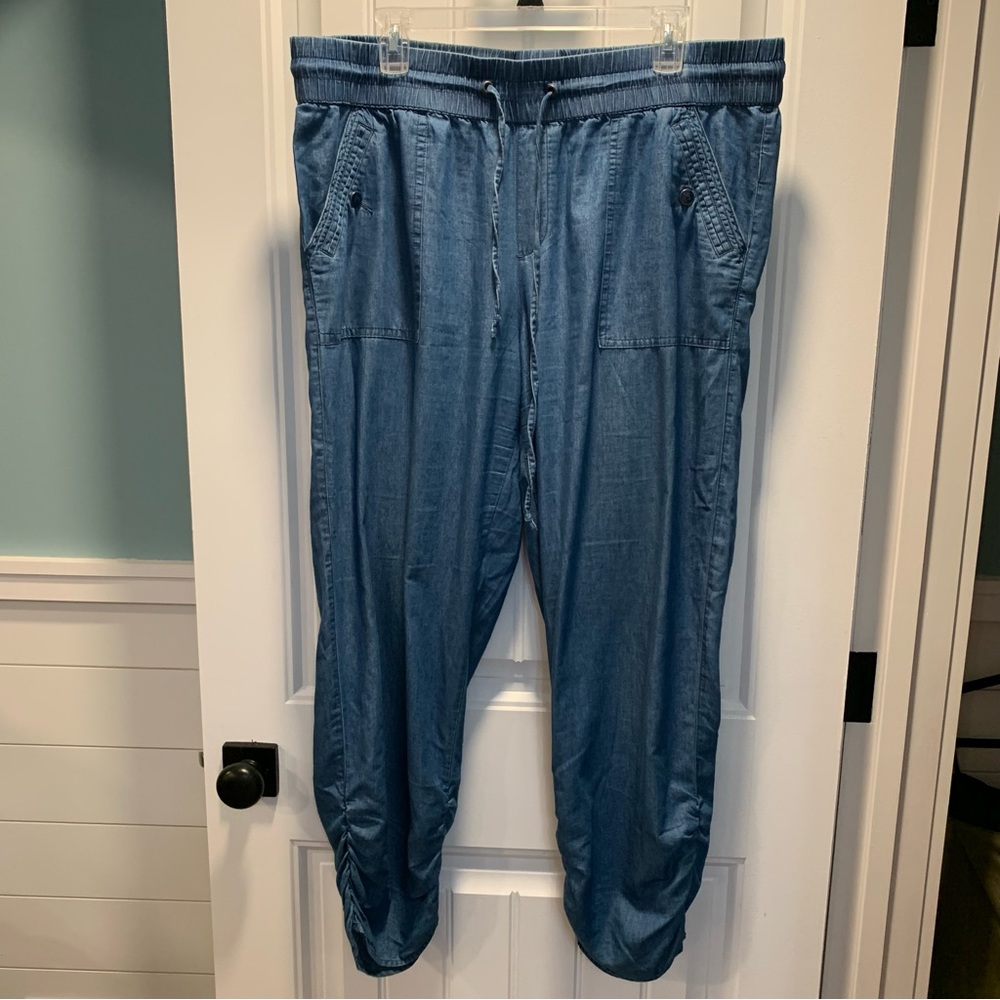 Khakis & Company. XL Classic Apparel light wash. Jeans. Capris. Cinched ankles.